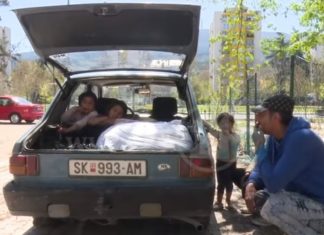 Familja skamnore që jeton në veturë, adresa e tyre është diku në një vendparkim të lirë (VIDEO)