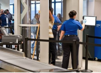 A e dini se stafi i aeroportit ju sheh të zhveshur?