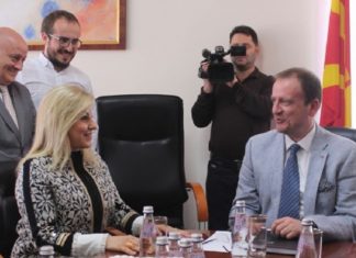Ambasadorja turke i’a dorëzoi çelësat e dy auto-ambulancave kryetarit të Gostivarit