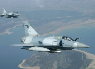 Avionët luftarakë turq i afrohen helikopterit që po udhëtonte kryeministri grek