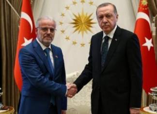 Erdogan e përshëndet turqisht, Talat Xhaferi i’a kthen serbo-maqedonisht: “Dobro, falla” (VIDEO)