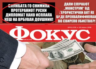 Diplomatin rus në Shkup e kapin kamerat duke shpërndarë para