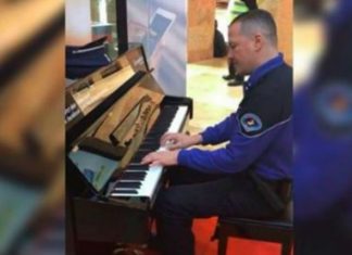 Videoja që po bën bujë të madhe: Polici në piano që po e shikon e gjithë bota (VIDEO)