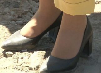 Ministrja del me shtiklla dhe kostum për të pastruar, plus e diel (VIDEO)