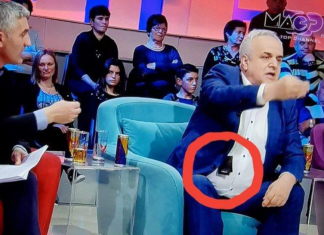 Shkon në emision me kostum të ri por nuk heq etiketën, analisti shqiptar la nam live