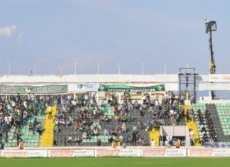 Ide gjeniale në Turqi: Tifozi dënohet për mos tu futur në stadium, por huazon një vinç për ta parë nga afër skuadrën e zemrës
