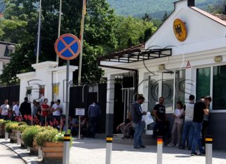 Radhë të gjata për viza pune para Ambasadës së Gjermanisë