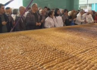 Sot në Prishtinë shpërndahet bakllava gjigande, pretendohet të thyhet rekordi në Guinnes