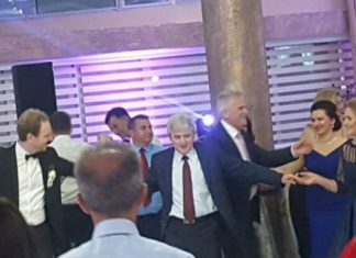 Kryetari i BDI-së, Ali Ahmeti hedh vallen te dasma e madhe e Pollozhanit në Strugë