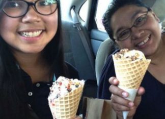 Fotografia e fundit që e bëri me nënën i emocionoi të gjithë (FOTO)