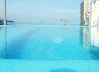 Rezervoi hotelin nga interneti, gruaja e zhgënjyer tregon fotografinë si dukej pishina në shpallje dhe në realitet (FOTO)