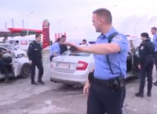 Pamje spektakolare nga arrestimi i dy personave, si grushtohet policia gjatë operacionit (VIDEO)