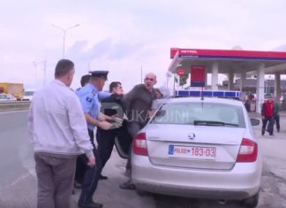 Pamje të turpshme, policia e Kosovës nuk mban dot të arrestuarit, përplasen me grushta në mes të rrugës (VIDEO)