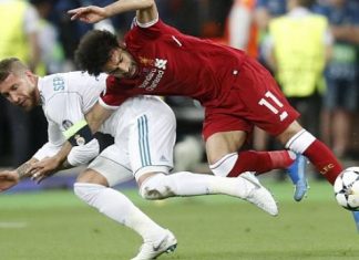 Pjesa e parë pa gola, Ramos lëndon Salahun