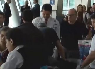 Pas përjashtimit të ambasadorit izraelit, Turqia detyron ambasadorin të heq këpucët në aeroport (VIDEO)