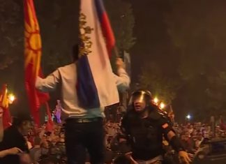 Valëvitet flamuri rus në protestën e Shkupit, ja kryetari i cilës parti e ngriti atë mbi makinën e policisë