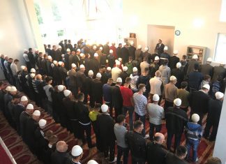 Në Bajgorë, të gjithë e falin Bajramin me plisa në kokë (FOTO)