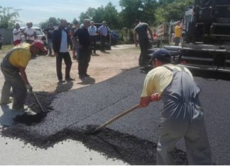 Humanisti Zulfi Bakiu asfaltoi 4km rrugë, përpos mirënjohjes nga banorët, nuk e pranon reagimin e militantëve partiak