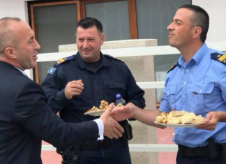 Ramush Haradinaj shërben byrekë për Bajram (FOTO)