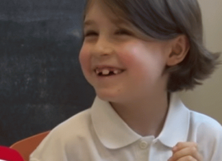 Djaloshi me vetëm 8 vjet e përfundon shkollën e mesme dhe regjistrohet në fakultet (VIDEO)