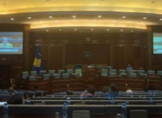 Turp në Kuvend, deputetët firmosin sa për të marrë dietat