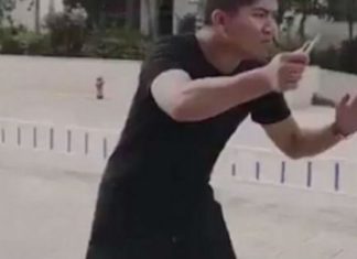 Do qeshni me lot! Policia kineze tregon si t’i shpëtoni një sulmi me thikë (VIDEO)