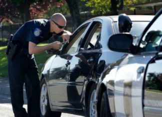 Arsyeja misterioze pse polici prek makinën tuaj kur ju ndalon