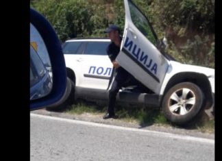 Vetura e policisë së Maqedonisë përfundon në hendek