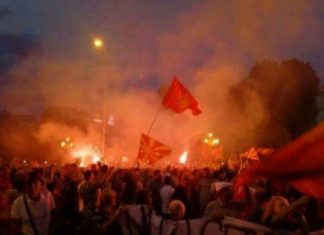Shpërthen në Shkup, eskalon situata para Kuvendit, protestohet për emrin (VIDEO)