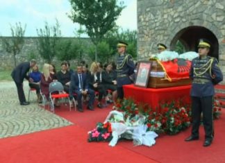 Fjalët prekëse të Daut Haradinaj për babain e tij: Pusho në qetësi plak! (VIDEO)