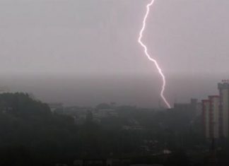 Tërbohet moti në Shkup, rreshje të fuqishme dhe bubullima, shikoni pamjet (VIDEO)
