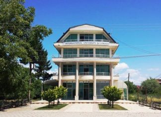 I sulmuan dhe nuk i lanë të hynë në Universitetin Ndërkombëtar të Strugës dy inspektorët e arsimit