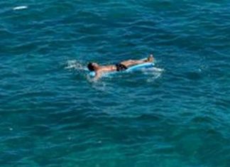 Qesharake! E zë gjumi në dyshekun e plazhit, përfundon në tjetër shtet