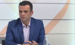 Info Shqip: Arbana Xharra e shet shqiptarinë për përfitime personale