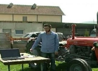 I riu nga Drenasi e ndez traktorin me telekomandën e televizorit (VIDEO)