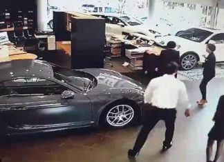 Hyri në sallon me Porschen e 200 mijë eurove, sepse ia dërguan pa opsionet shtesë (VIDEO)