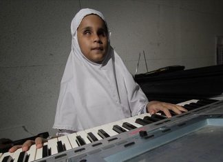 Vogëlushja nga Xhakarta është e verbër, por gjeni në piano (FOTO)