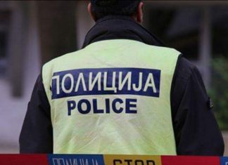 Tetovari përleshet me policin, pështyhen dhe kapen për fyti me njëri tjetrin