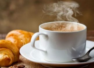 Cila është mosha e duhur kur duhet të filloni të pini kafe