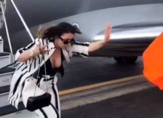 Qesharake, teksa pozon duke zbritur nga avioni, ‘rrëzohet’ Elvana Gjata (VIDEO)