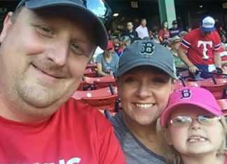 Babai mban vajzën e sëmurë në krah dhe merr të shara në rrugë, por përgjigja e tij ju lë pa fjalë