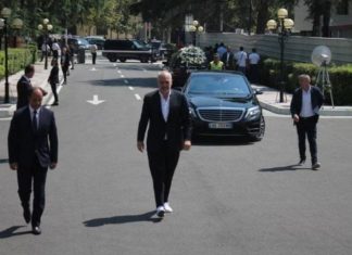 E tepron Rama, shkon në homazhet e ish-ministrit me atlete të bardha dhe ‘bermude’ (FOTO)
