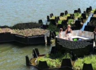 E pabesueshme! Ishull në një lumë të bërë nga mbeturinat plastike (VIDEO)