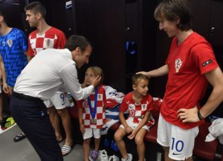 Gjest i madh i Macron, në zhveshtore qetëson femijët e lojtarëve kroat pas humbjes (FOTO)