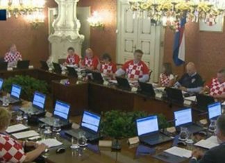 Morrën kualifikim historik, ministrat kroat veshur me bluzat e kombëtares shkojnë në mbledhje (FOTO)