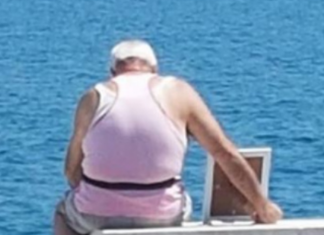 Historia e të moshuarit që del buzë detit me foton e gruas që nuk është më