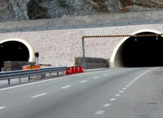 Del nga tuneli i Kalimashit me shpejtësi maramendëse, bëhet copash makina luksoze (FOTO)
