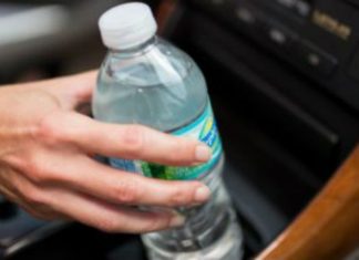 Mos gaboni të lini shishen me ujë në veturë gjatë verës, mund t’ju çojë në vdekje