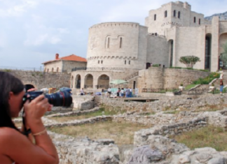 Shqiptarët populli më miqësor dhe i dashur me turistët!