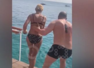 Haradinaj si Ronaldoja, shikoni si e hedh bashkëshorten e tij në det (VIDEO)